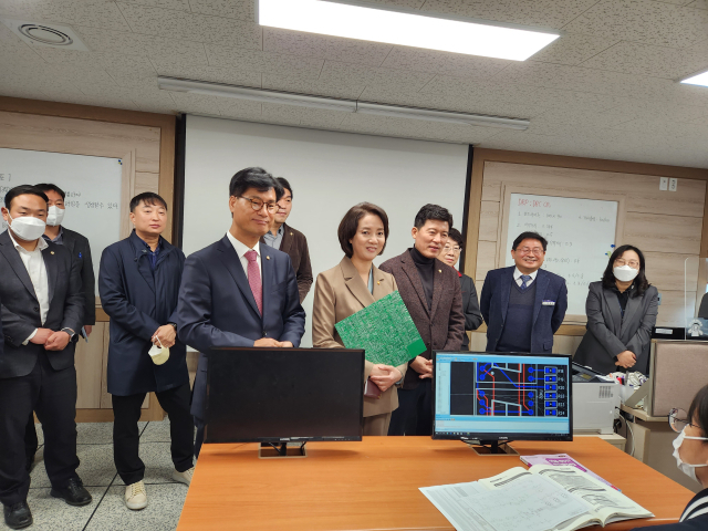 이영 중소기업벤처부 장관은 17일 구미전자공업고등학교를 방문해 재학생들의 수업을 참관하고, 구미전자공고 졸업생, 재학생, 지역 중소기업 대표단 등과 소통 간담회를 가졌다. 이영광 기자