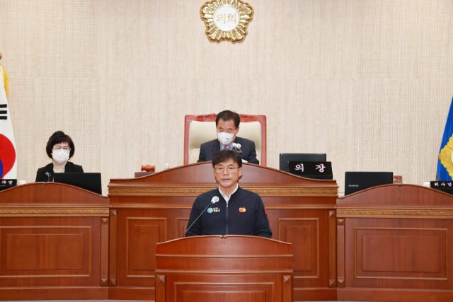 청송군의회는 17일 제262회 정례회를 개회하고 윤경희 청송군수로부터 내년도 예산안에 대한 설명을 듣고 있다. 청송군 제공
