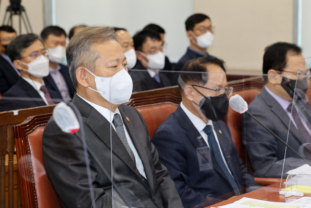 이상민 행정안전부 장관이 16일 오후 서울 여의도 국회에서 열린 행정안전위원회 전체회의에서 예산안 상정과 관련한 의원들의 의사진행발언을 듣고 있다. 연합뉴스