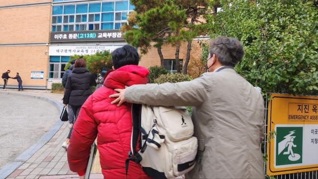 17일 오전 7시쯤 찾은 대구 동구 청구고등학교 앞. 사진은 입실을 앞둔 수험생 자녀를 가족이 격려하는 모습. 윤수진 인턴기자