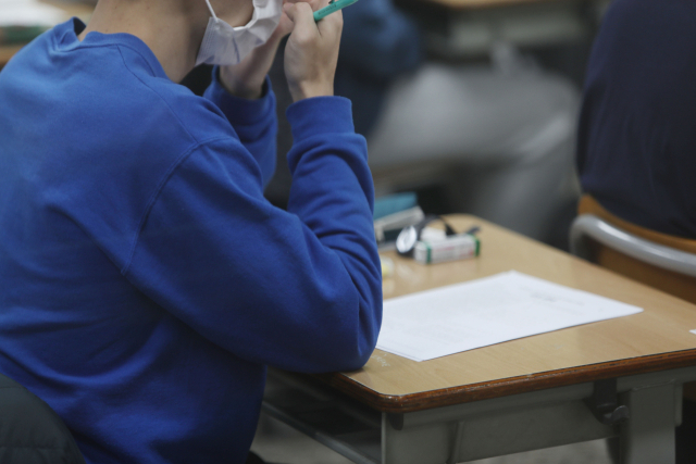 2023학년도 대학수학능력시험일인 17일 오전 대구 수성구 대륜고등학교 시험장에서 한 수험생이 두 손으로 얼굴을 마사지하며 시험 시작을 기다리고 있다. 연합뉴스