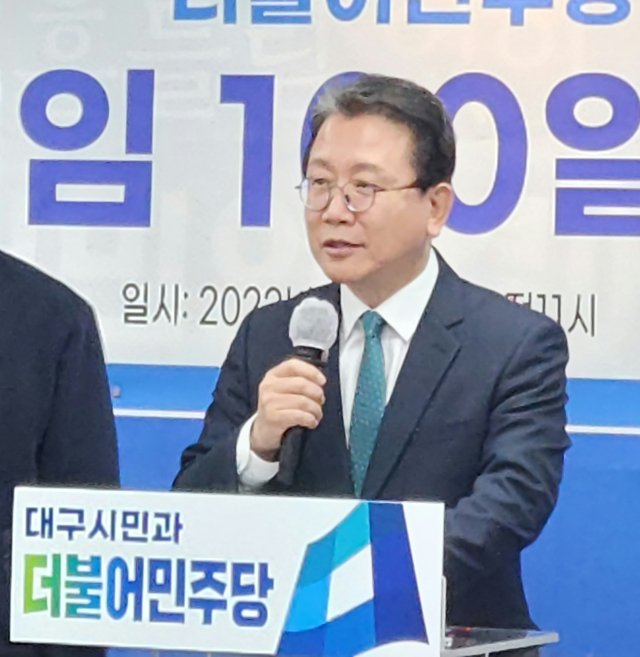 취임 100일을 맞은 강민구 더불어민주당 대구시당위원장이 17일 시당에서 기자회견문을 발표하고 있다. 이통원 기자. tong@imaeil.com
