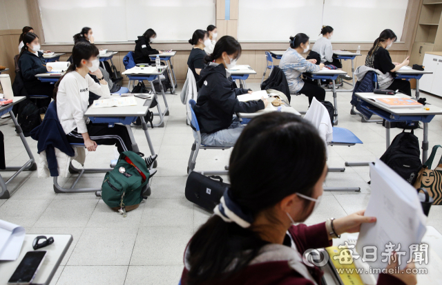 2023학년도 대학수학능력시험일인 17일 대구여자고등학교에서 고사장에 입실한 수험생들이 막바지 공부를 하고 있다. 안성완 기자 asw0727@imaeil.com