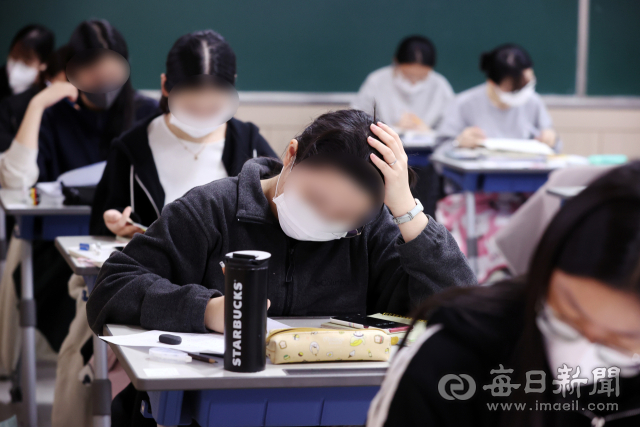 2023학년도 대학수학능력시험일인 17일 대구여자고등학교에서 고사장에 입실한 수험생들이 막바지 공부를 하고 있다. 안성완 기자 asw0727@imaeil.com