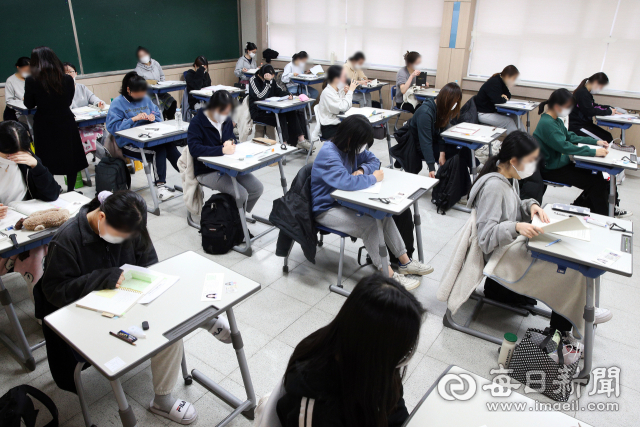 2023학년도 대학수학능력시험일인 17일 대구여자고등학교에서 고사장에 입실한 수험생들이 막바지 공부를 하고 있다. 안성완 기자 asw0727@imaeil.com