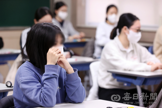 2023학년도 대학수학능력시험일인 지난해 11월 17일 대구여자고등학교에서 수험생들이 고사장에 입실해 대기하고 있다. 안성완 기자 asw0727@imaeil.com