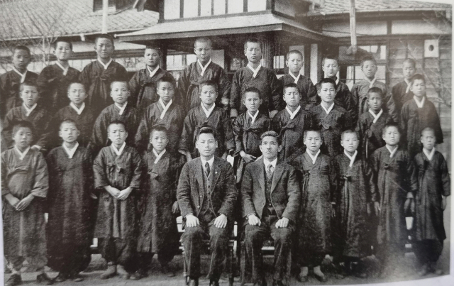 개령초등학교 제13회 졸업 사진(1938년). 개령초등학교 제공