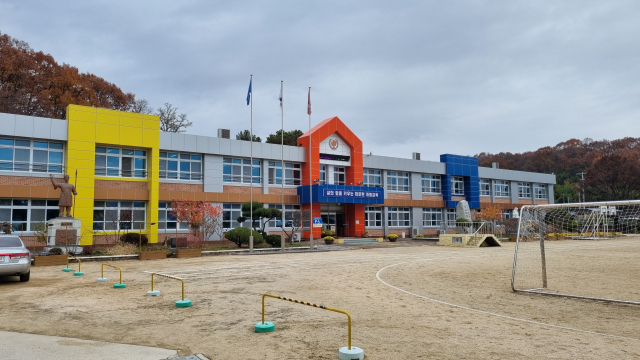 개령초등학교 전경. 신현일 기자·