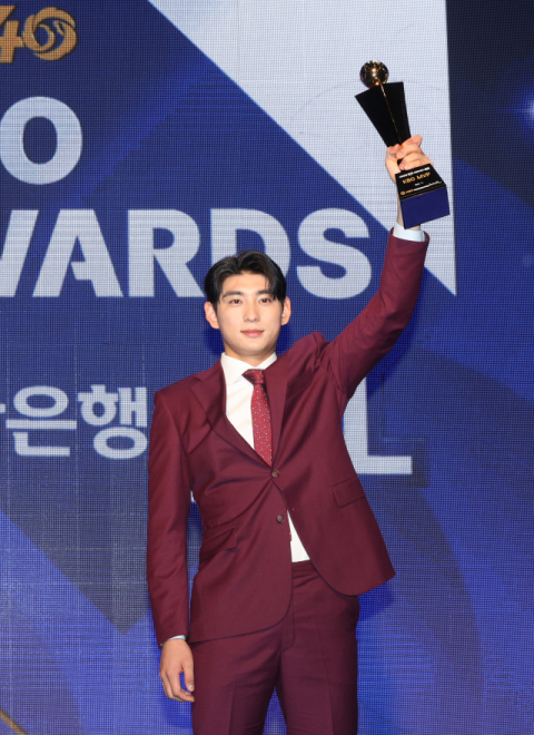 '바람의 손자' 이정후, 한미일 프로야구 최초 부자 MVP…피렐라 득점상