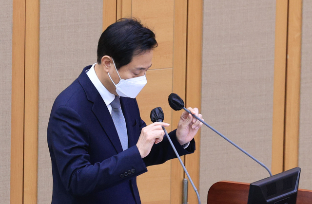오세훈 서울시장이 16일 오전 서울 중구 서울시의회에서 열린 본회의 시정질문에서 잠시 생각에 잠겨있다. 연합뉴스