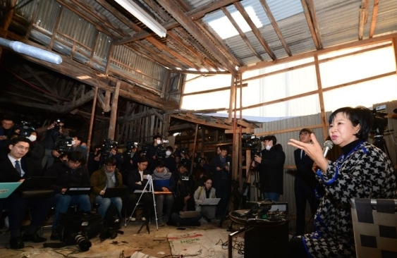 부동산 투기 의혹과 관련해 2019년 1월 23일 전남 목포 현장에서 기자회견을 가졌던 손혜원 전 열린민주당 의원. 연합뉴스