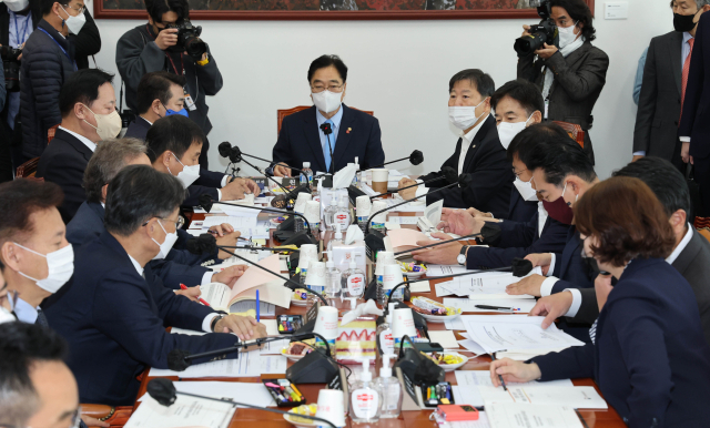 서울우원식 예결위원장이 17일 국회에서 열린 예결위 제1차 2023년도예산안등조정소위원회를 주재하고 있다. 연합뉴스