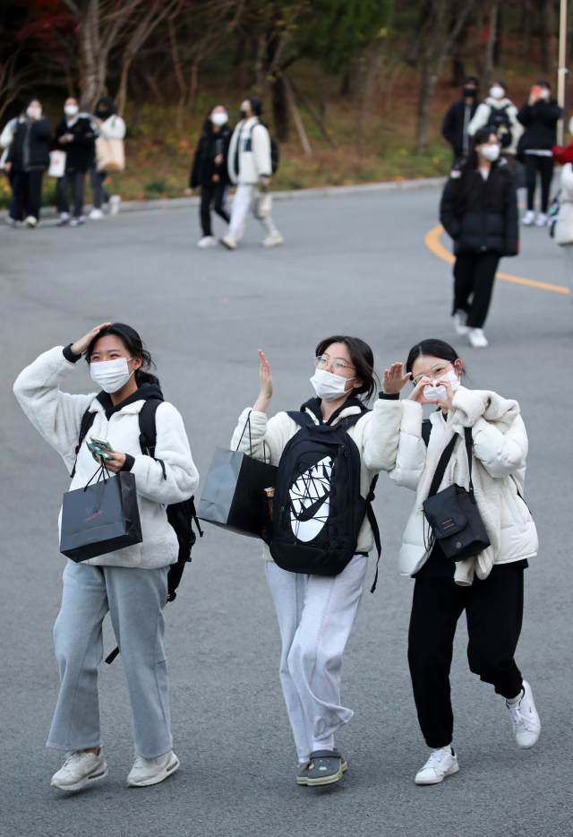 2023학년도 대학수학능력시험이 치러진 17일 오후 광주 남구 설월여자고등학교에서 수능을 마친 수험생들이 시험장을 나서며 기뻐하고 있다. 연합뉴스