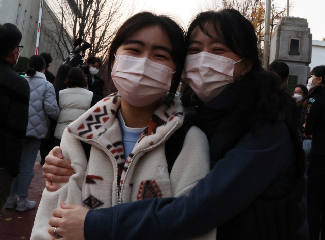 17일 오후 대입 수능 고사장인 선린인터넷고등학교에서 한 학부모가 시험을 보고 나온 딸과 만나고 있다. 연합뉴스