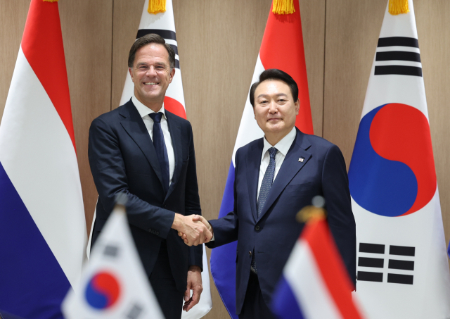 윤석열 대통령이 17일 서울 용산 대통령실 청사에서 방한한 마크 루터 네덜란드 총리와 정상회담에 앞서 기념촬영을 하고 있다. 연합뉴스