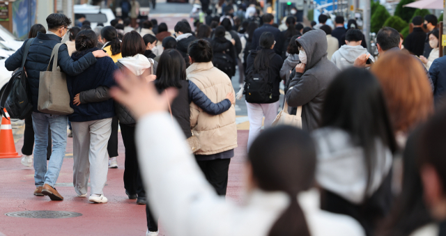 17일 오후 대입 수능 고사장인 선린인터넷고등학교에서 수험생들이 마중 나온 가족들과 돌아가고 있다. 연합뉴스