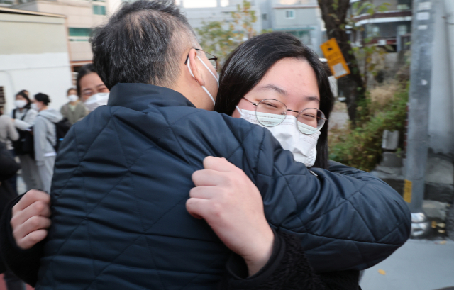 17일 오후 대입 수능 고사장인 선린인터넷고등학교에서 한 학부모가 시험을 보고 나온 딸과 만나고 있다. 연합뉴스