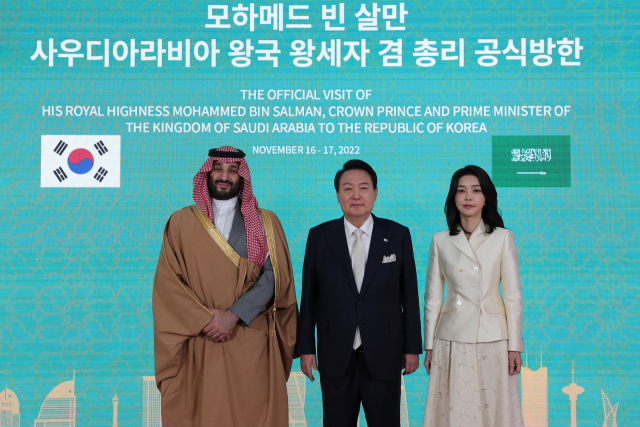 윤석열 대통령과 김건희 여사가 17일 서울 한남동 대통령 관저에서 열린 무함마드 빈 살만 사우디아라비아 왕세자 겸 총리와 회담에 앞서 기념촬영을 하고 있다. 연합뉴스