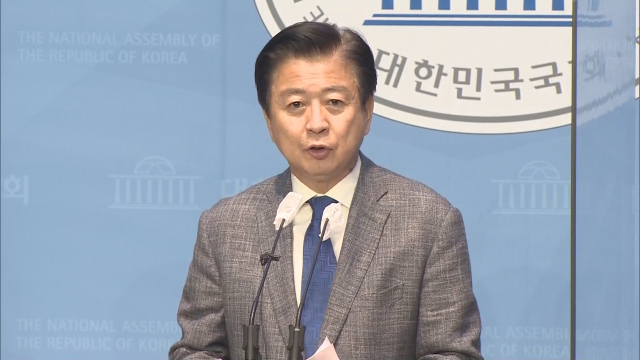 더불어민주당 노웅래 의원이 17일 오전 서울 여의도 국회 소통관에서 기자회견을 열고 자신의 국회 사무실 등에 대한 검찰의 압수수색에 대해 