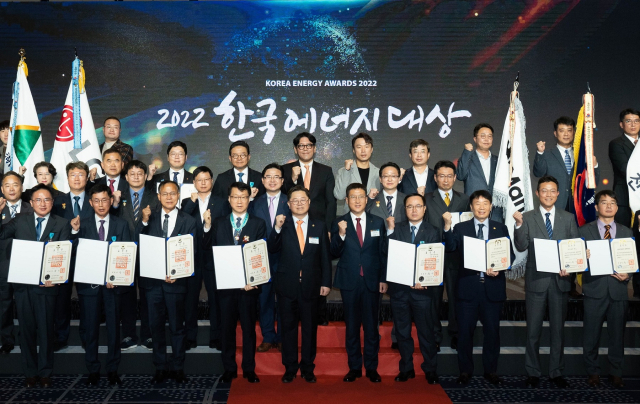 HL만도 평택 오퍼레이션 센터장 이재영 상무(앞줄 오른쪽 두 번째)가 단체촬영을 하고 있다.