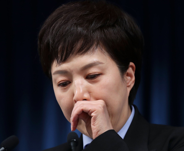김은혜 대통령실 홍보수석이 9일 오후 서울 용산 대통령실 청사 브리핑룸에서 윤석열 대통령의 염수정 추기경, 정순택 대주교 면담 내용 등에 대해 브리핑 도중 울먹이고 있다. 연합뉴스