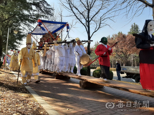 18일 대구가톨릭대에서 (사)나라얼연구소 주최로 열린 제9회 한국 전통상례문화 국제 학술세미나에서 대구 달성군 화원읍 설화리상여소리보존회가 전통 상여 행렬을 재연하면서 외나무 다리를 건너고 있다. 김진만 기자