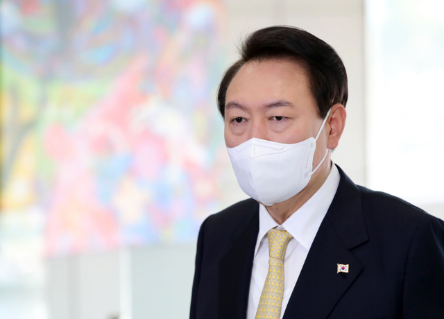 윤석열 대통령이 18일 오전 서울 용산 대통령실 청사로 출근, 기자들과 질의응답을 하고 있다. 연합뉴스