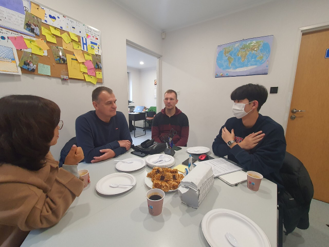 지난 7일(현지시간) 자신이 직접 개발한 조사 플랫폼인 밸카이브 서베이의 현지화 작업을 위해 폴란드를 방문한 권오중 군이 폴란드 내 우크라이나라이프센터 관계자들과 회의를 하고 있다. 독자 제공