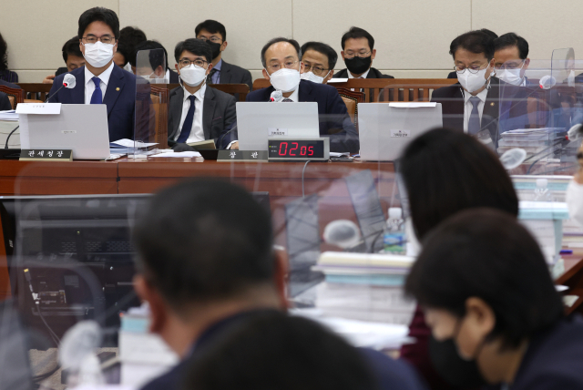 추경호 부총리 겸 기획재정부 장관이 18일 오전 국회에서 기획재정위원회 전체회의에서 의원질의에 답변하고 있다. 연합뉴스