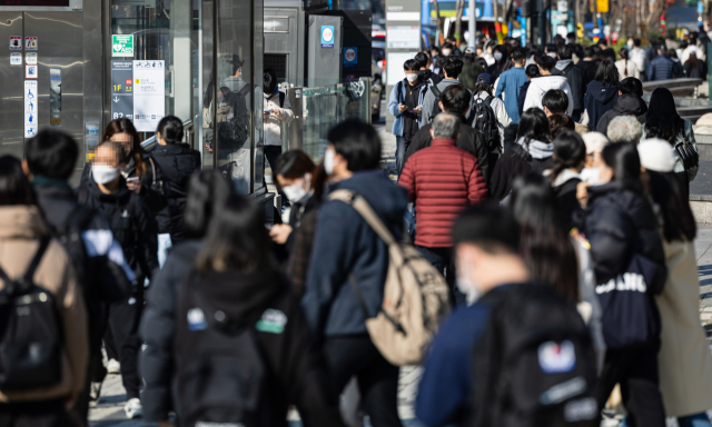 2023 대학수학능력시험 다음 날인 18일 오전 서울 동작구 숭실대에서 열린 논술에 응시한 수험생들이 시험을 마친 뒤 고사장을 빠져 나오고 있다. 연합뉴스