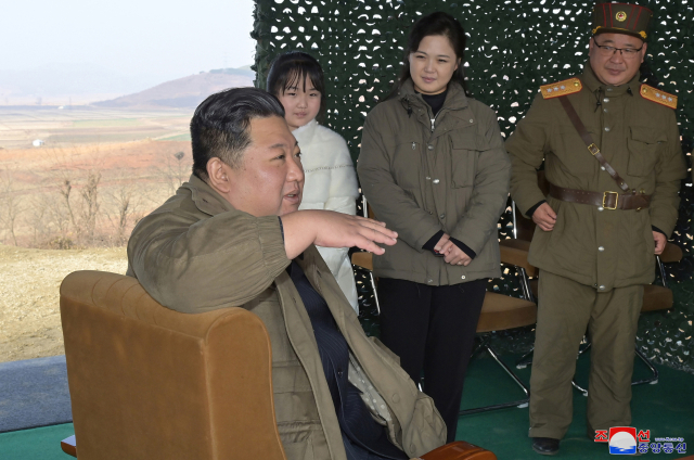 북한이 지난 18일 김정은 국무위원장의 지도 아래 신형의 대륙간탄도미사일 화성-17형을 시험발사했다. 연합뉴스