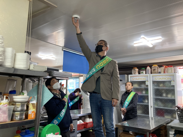경북개발공사 최승복 안전품질실장이 지난 16일 봉화 전통시장을 찾아 화재 안전점검을 시행하고 있다. 경북개발공사 제공