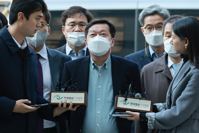 정진상 더불어민주당 대표실 정무조정실장이 18일 서초구 서울중앙지방법원에서 열린 구속 전 피의자 심문(영장실질심사)에 출석하고 있다. 연합뉴스