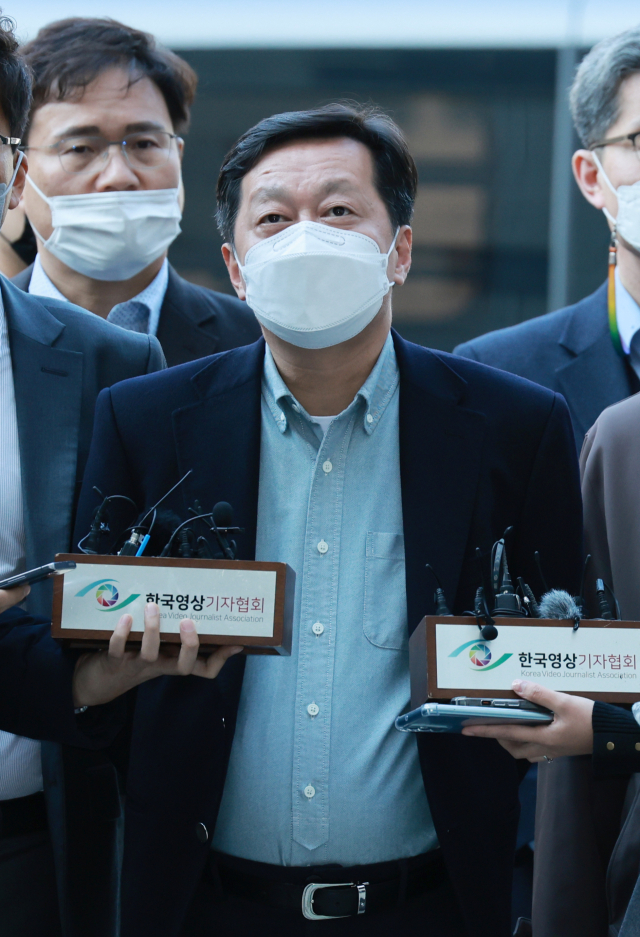 정진상 더불어민주당 대표실 정무조정실장이 18일 서초구 서울중앙지방법원에서 열린 구속 전 피의자 심문(영장실질심사)에 출석하며 입장을 밝히고 있다. 정 실장은 2013년 2월∼2020년 10월 성남시 정책비서관·경기도 정책실장으로 일하면서 유동규 전 성남도시개발공사 기획본부장 등 