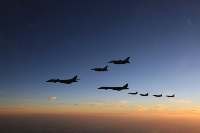 미국 폭격기 B-1B 2대가 5일 일본 전투기와 함께 규슈 서북부에서 공동 훈련을 하고 있다. 연합뉴스