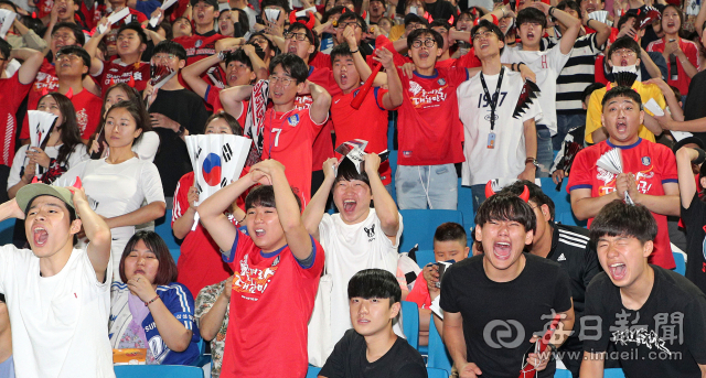 대한민국 축구대표팀 응원단 붉은악마가 이태원 참사로 취소됐던 카타르 월드컵 거리 응원을 추진한다고 공식 발표했다. 사진은 2018 러시아월드컵 때 거리 응원하는 시민들. 성일권 기자 sungig@msnet.co.kr