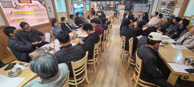예천안동행정구역통합 신도시추진위가 이번주부터 본격적인 서명운동 등 주민들을 상대로 한 통합 필요성 홍보작업에 나선다. 사진은 지난달 30일 신도시추진위원회 출범 모습. 엄재진 기자