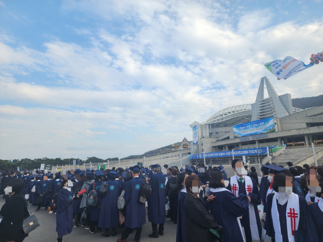 20일 오후 3시쯤 찾은 대구 수성구 대구스타디움. 신천지예수교 증거장막성전(신천지) 신도 113기 수료식이 끝난 후 신도들이 버스를 타기 위해 모여있다. 임재환 기자