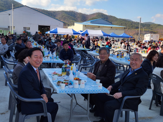 경북 안동시 동안동농협 화합 잔치에 참석한 권기창(왼쪽) 안동시장과 배용규(오른쪽 첫 번째) 동안동농협 조합장이 환하게 웃고 있다. 엄재진 기자