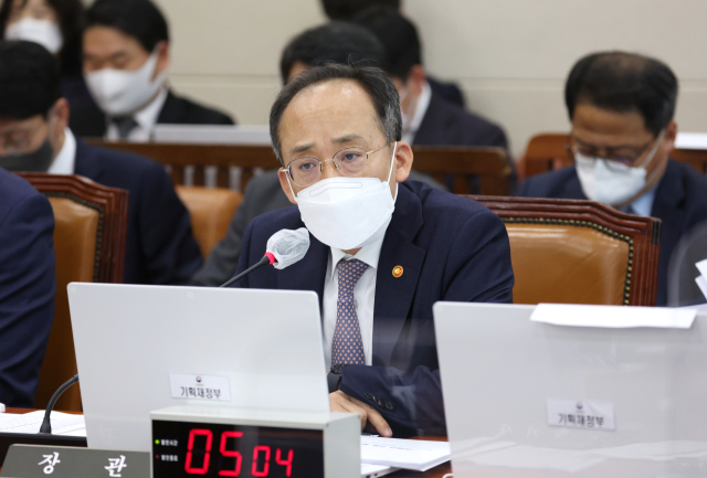 추경호 부총리 겸 기획재정부 장관이 18일 오전 국회에서 기획재정위원회 전체회의에서 의원질의에 답변하고 있다. 연합뉴스