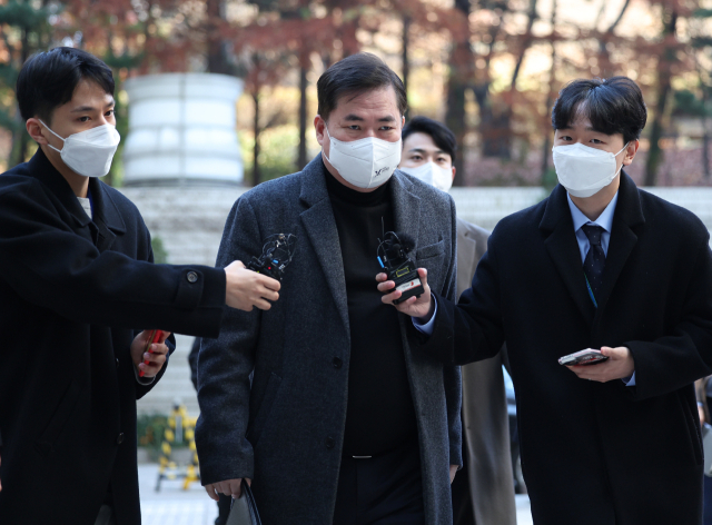 유동규 전 성남도시개발공사 본부장이 21일 오전 서울 서초구 서울중앙지방법원에서 열린 대장동 개발 사업 로비·특혜 의혹 관련 1심 속행 공판에 출석하기 위해 법정으로 향하고 있다. 연합뉴스