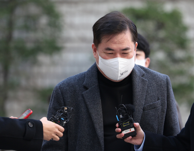 유동규 전 성남도시개발공사 본부장이 21일 오전 서울 서초구 서울중앙지방법원에서 열린 대장동 개발 사업 로비·특혜 의혹 관련 1심 속행 공판에 출석하기 위해 법정으로 향하고 있다. 연합뉴스