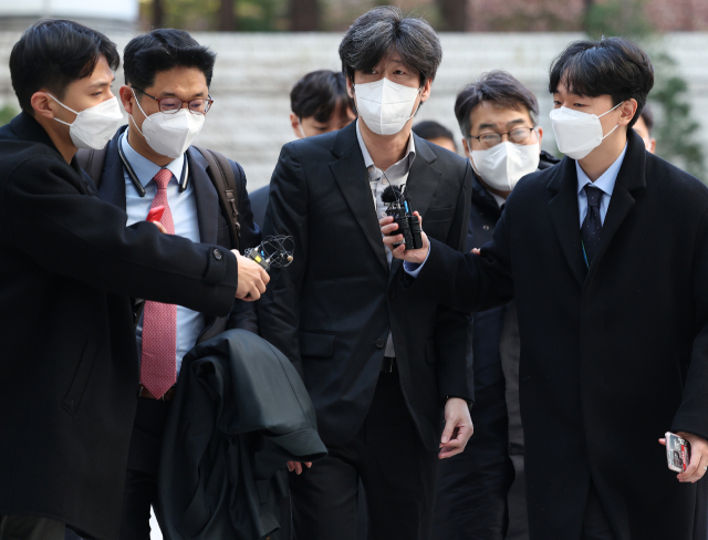 남욱 변호사가 21일 오전 서울 서초구 서울중앙지방법원에서 열린 대장동 개발 사업 로비·특혜 의혹 관련 1심 속행 공판에 출석하기 위해 법정으로 향하고 있다. 남 변호사는 이날 구속기간 만료로 석방돼 불구속 상태로 재판을 받게 됐다. 연합뉴스
