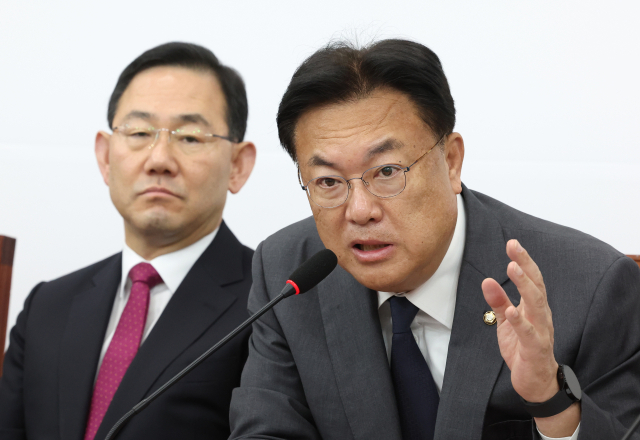 국민의힘 정진석 비상대책위원장이 21일 오전 국회에서 열린 비상대책위원회의에서 발언하고 있다. 왼쪽은 주호영 원내대표. 연합뉴스
