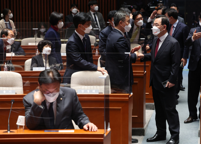 국민의힘 주호영 원내대표가 21일 오전 국회에서 열린 의원총회에 참석하며 최형두 의원 등과 인사를 나누고 있다. 앞줄 왼쪽은 정진석 비상대책위원장. 연합뉴스