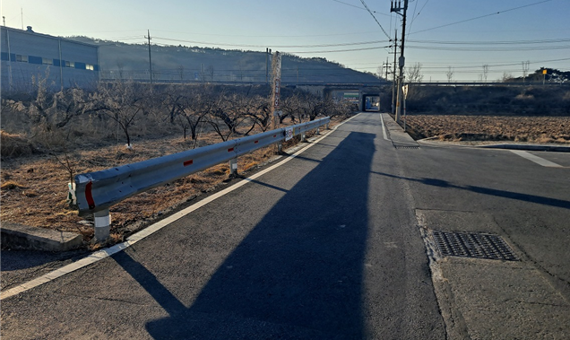 의성군 봉양면 화전리 일대 도로는 폭이 좁고 인도가 없어 불편이 컸다. 의성군 제공