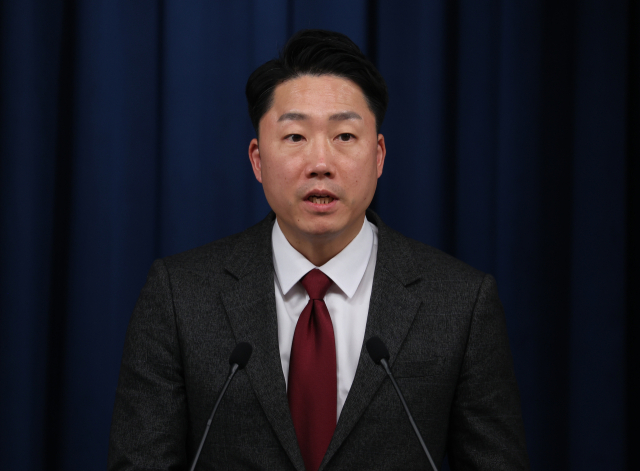 이재명 대통령실 부대변인이 21일 오후 서울 용산 대통령실 청사 브리핑룸에서 윤석열 대통령 주재 수석비서관 회의와 국무총리 주례 회동 내용 등에 대해 브리핑하고 있다. 연합뉴스