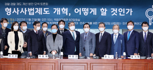 더불어민주당 박홍근 원내대표와 박범계 의원 등 참석자들이 21일 국회 의원회관에서 열린 