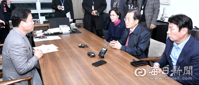 홍준표 대구시장이 21일 국회에서 송갑석 민주당 의원(광주서구갑·왼쪽)과 회동을 갖고 대구경북통합신공항 특별법의 연내 국회 통과를 추진하기로 합의했다. 맨 오른쪽은 강대식 의원, 오른쪽 세 번째는 이인선 의원. 대구시 제공