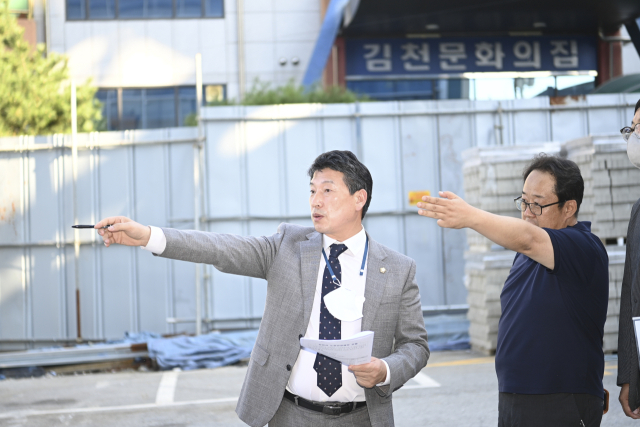 김세호(왼쪽) 의원이 김천시 노인건강센터 예정지를 방문하여 관계자들과 함께 주민편의시설, 진입로, 주차장 확보 등을 논의하고 있다. 김천시의회 제공
